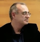 Δρυός πεσούσης πας ανήρ -πλην ενός- ξυλεύεται