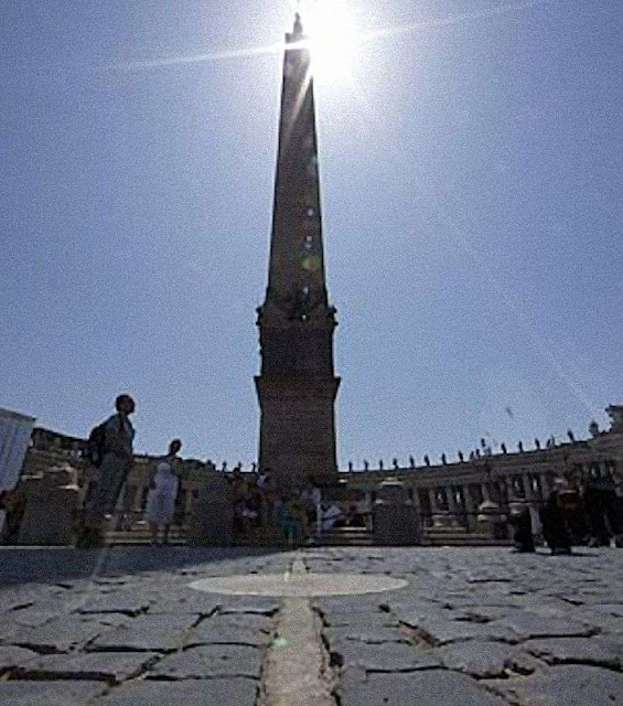 Obelisco e, no chão, o meridiano e uma das placas