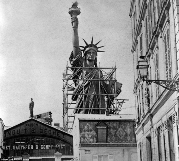 vintage everyday Incredible Photos of The Statue of Liberty Construction