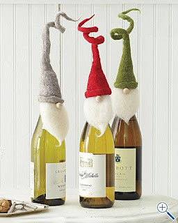 Papai Noel enfeitando garrafas de vinho Papai Noel enfeitando garrafas de vinho