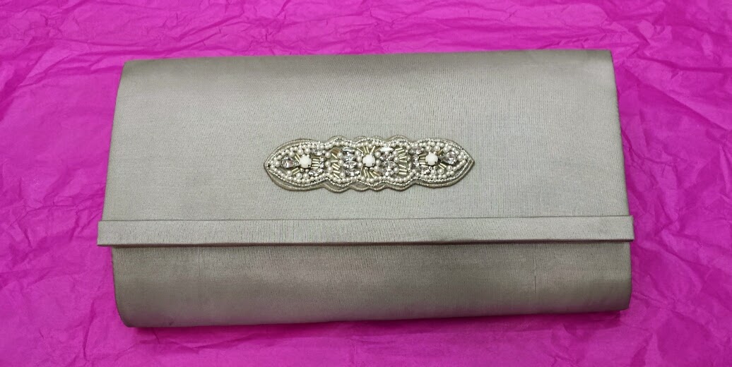 Cartera de raso hecha a mano con aplicación de pedrería