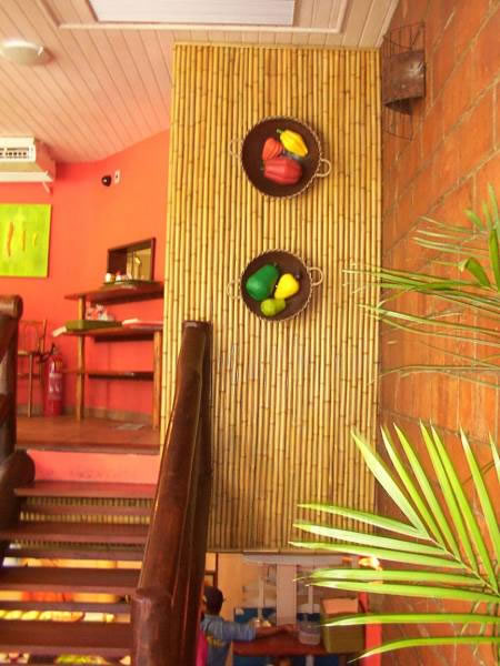 Dinding Restoran yang menggunakan Bambu