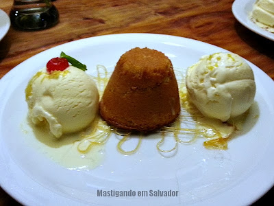 Coco Bahia Restaurante: Petit Gateau de Amêndoas e Limão Siciliano