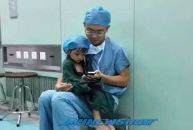 Gambar Doktor Pujuk Bayi 2 Tahun Sebelum Pembedahan Jadi Viral