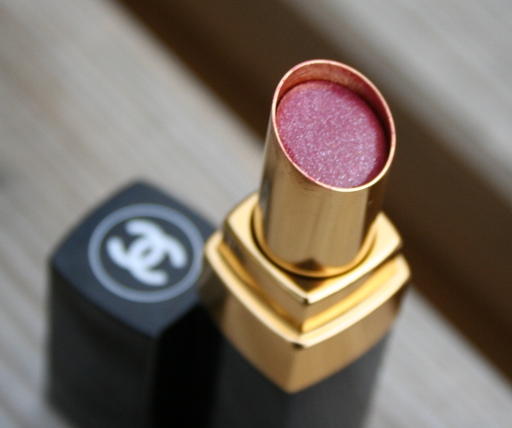 Review & Swatches: Chanel Rouge Coco Shine in Bonheur.