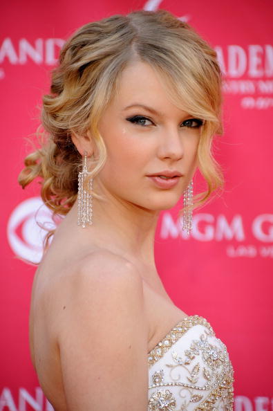 Images Of Taylor Swift. How To Get Taylor Swift Updo