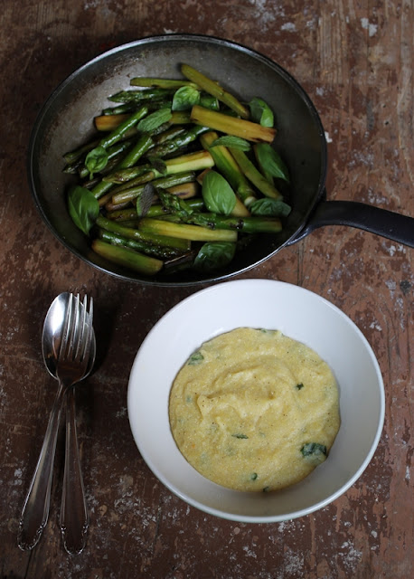 Karamellisierter Grünspargel an zitroniger Basilikum-Minz-Polenta