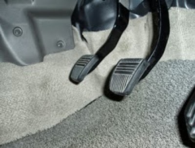 Pedal Kopling Mobil Keras atau Berat Pedal Kopling Mobil Keras atau Berat? Ketahui Penyebabnya