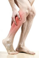 Calambres en las piernas se relacionan a menudo con problemas con el sodio , el potasio , el calcio y el equilibrio de magnesio , así como a problemas con la hidratación deficiente .