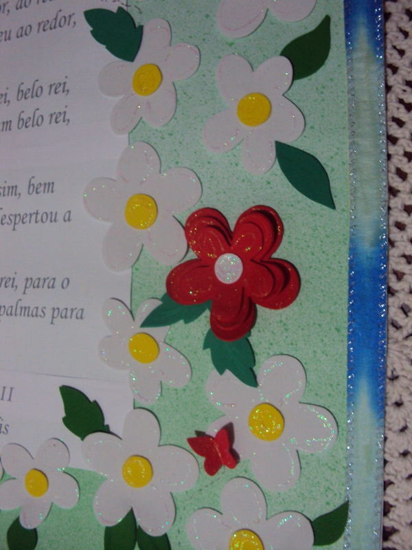 flores do jardim letra:Detalhe da rosa bem vermelha entre as outras flores do jardim! flores do jardim letra:Detalhe da rosa bem vermelha entre as outras flores do jardim!