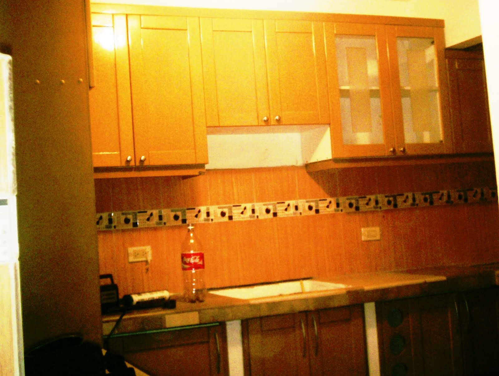 Mueble de cocina en tablero prefabricado en madera de Cedro Mueble de cocina en tablero prefabricado en madera de Cedro