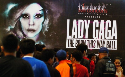 MIUMI Minta Konser Lady Gaga Dibatalkan