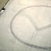 【動画】「マツダ・RX-8」がドリフトで描く宇宙に向けたマツダロゴ!