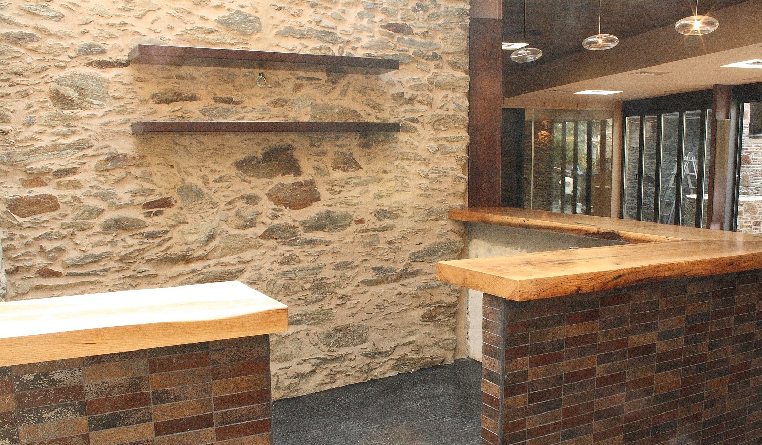 Una zona de espera para tomarse un vino y un gran espacio para el comedor, que se cierra con una galería permitiendo el acceso a la terraza exterior donde