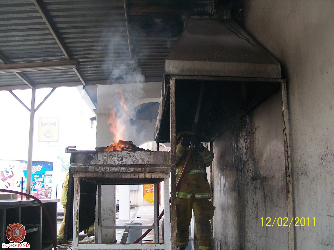 Bomberos de Cajeme - México: Se incendia chimenea en negocio de carne asada