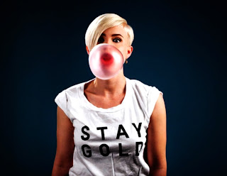 Robyn Gum Bubble Swedish Singer HD Wallpaper