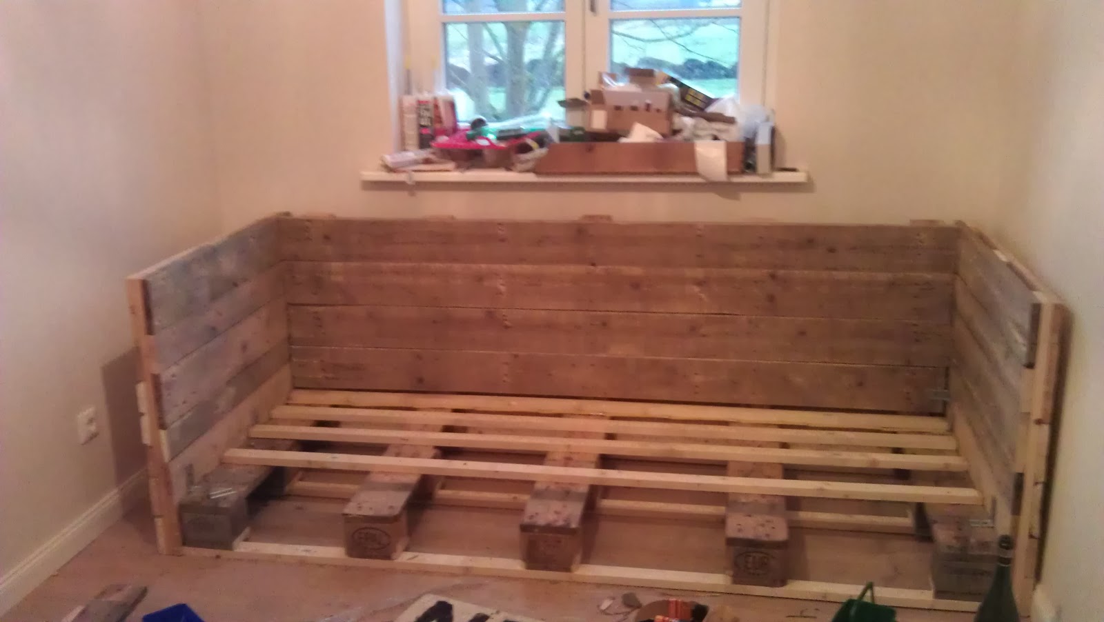 Vårt lilla röda sverige hus: diy upcycling bett aus paletten Bett aus europaletten