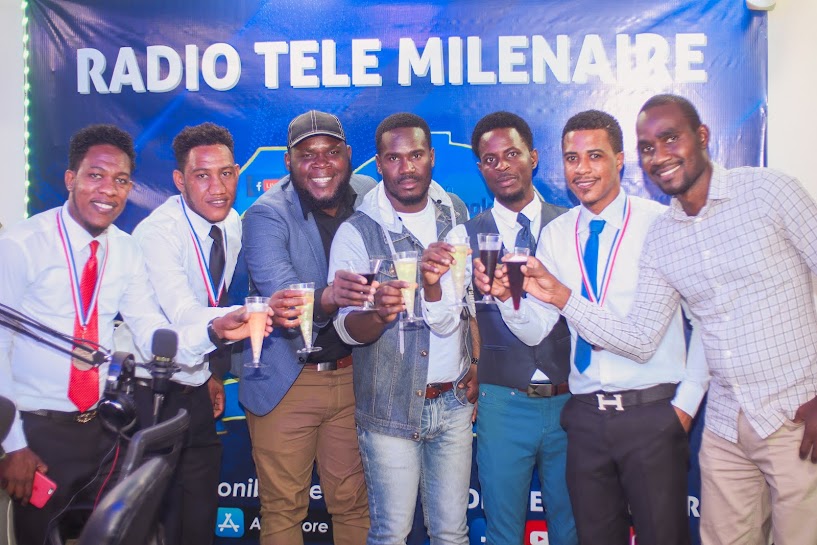 YON EKIP KI METE MEN ANSANM POU N VANSE AVEC RADIO A