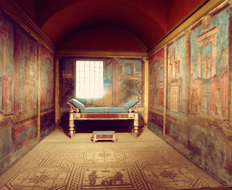 Recreación de un cubículo (dormitorio) de la villa romana de Boscoreale, en el Museo Metropolitan de Nueva York, con los frescos que el museo compró a De Prisco. Recreación de un cubículo (dormitorio) de la villa romana de Boscoreale, en el Museo Metropolitan de Nueva York, con los frescos que el museo compró a De Prisco.