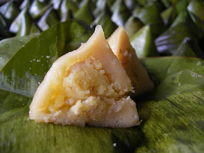 ขนมเทียน_バナナの葉で包み、粉で緑豆を詰めて蒸したもの_Sticky Flour Dumpling in Banana Leaves