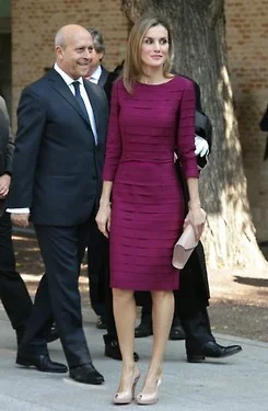 Queen Letizia today “recycled” her infamous plum dress which she wore various times when she was princess; it is most famous for the picture in the middle, when she wore it during the French state visit to Spain in 2010.