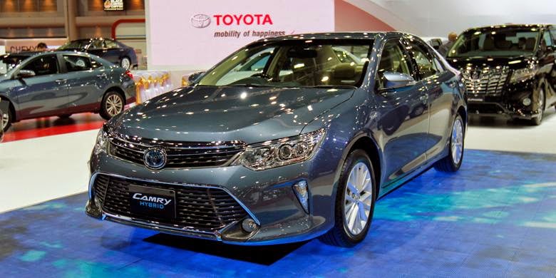 Caught Off Guard, It Faces The Newest Toyota Camry Caught Off Guard, It Faces The Newest Toyota Camry
