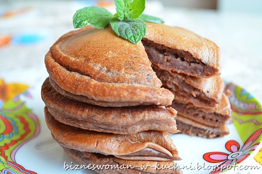 Bizneswoman w kuchni Czekoladowe pancakes z jogurtem