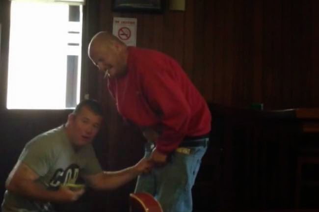 Η εφιαλτική στιγμή κάθε άντρα: Το φερμουάρ έπιασε το... (βίντεο) Η εφιαλτική στιγμή κάθε άντρα: Το φερμουάρ έπιασε το... (βίντεο)