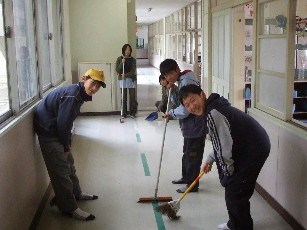 Yusuke Japan Blog Japanese students clean classrooms on their own