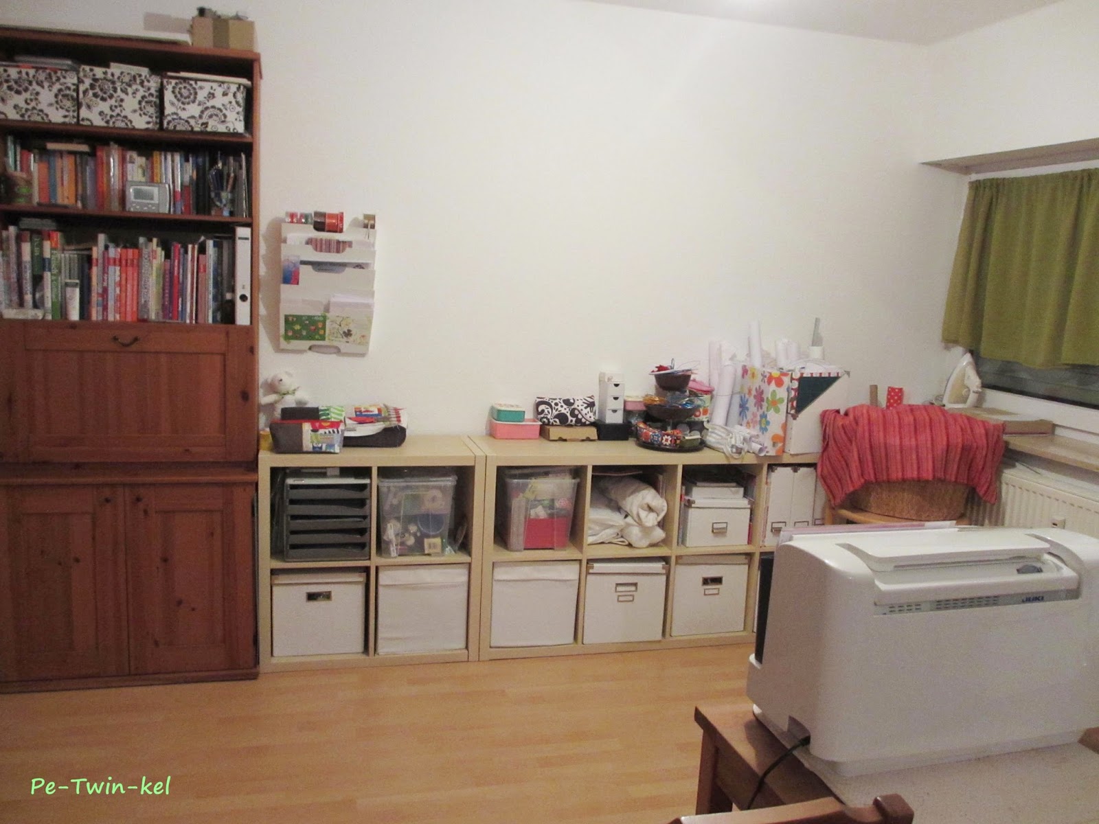 nähecke im wohnzimmer:So sieht es vom Wohnzimmerteil aus, in dem Regal unten sind nähecke im wohnzimmer:So sieht es vom Wohnzimmerteil aus, in dem Regal unten sind
