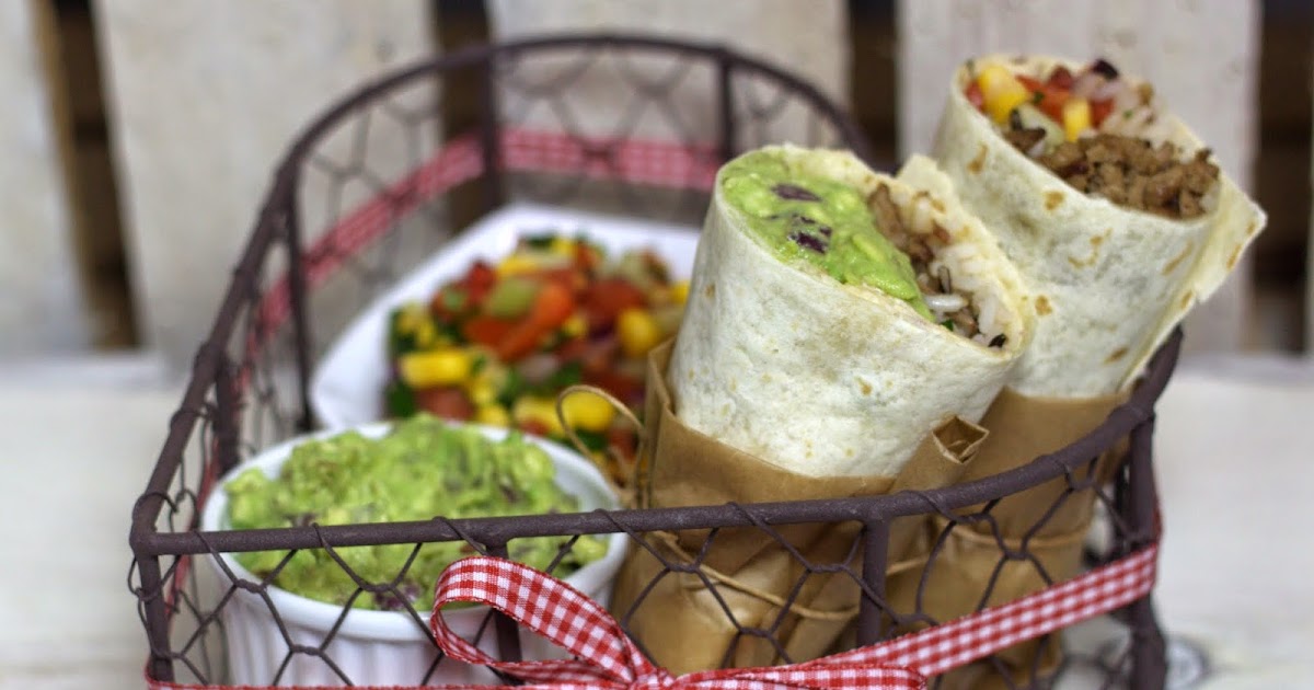 Burrito z kolorową salsą i guacamole