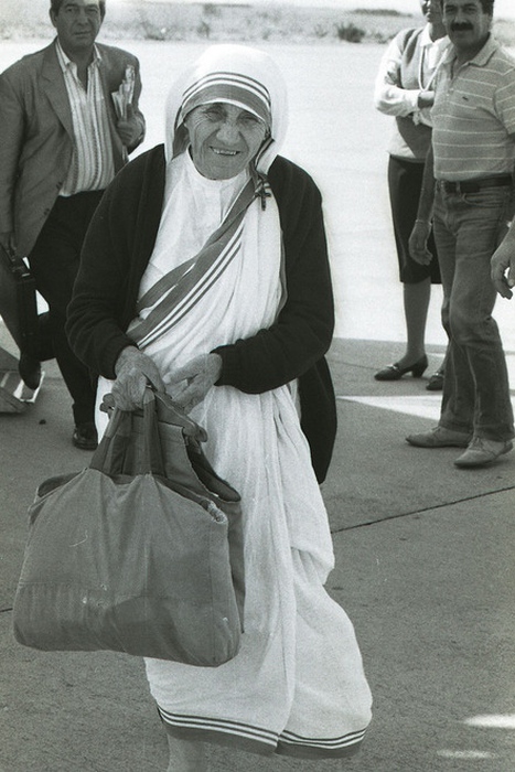 🙏 "Anjezë Gonxhe Bojaxhiu" (Madre Teresa di Calcutta) - Ieri non è più.. ✔