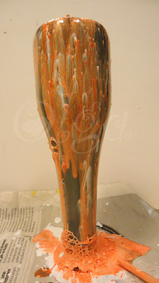 como pintar botellas de cristal oscuro con pintura. efecto dripping.