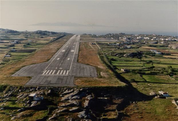 Μικροατύχημα με δύο αεροσκάφη στο αεροδρόμιο της Μυκόνου Μικροατύχημα με δύο αεροσκάφη στο αεροδρόμιο της Μυκόνου,