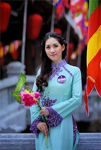 Nữ sinh đại học Phương Đông duyên dáng áo dài