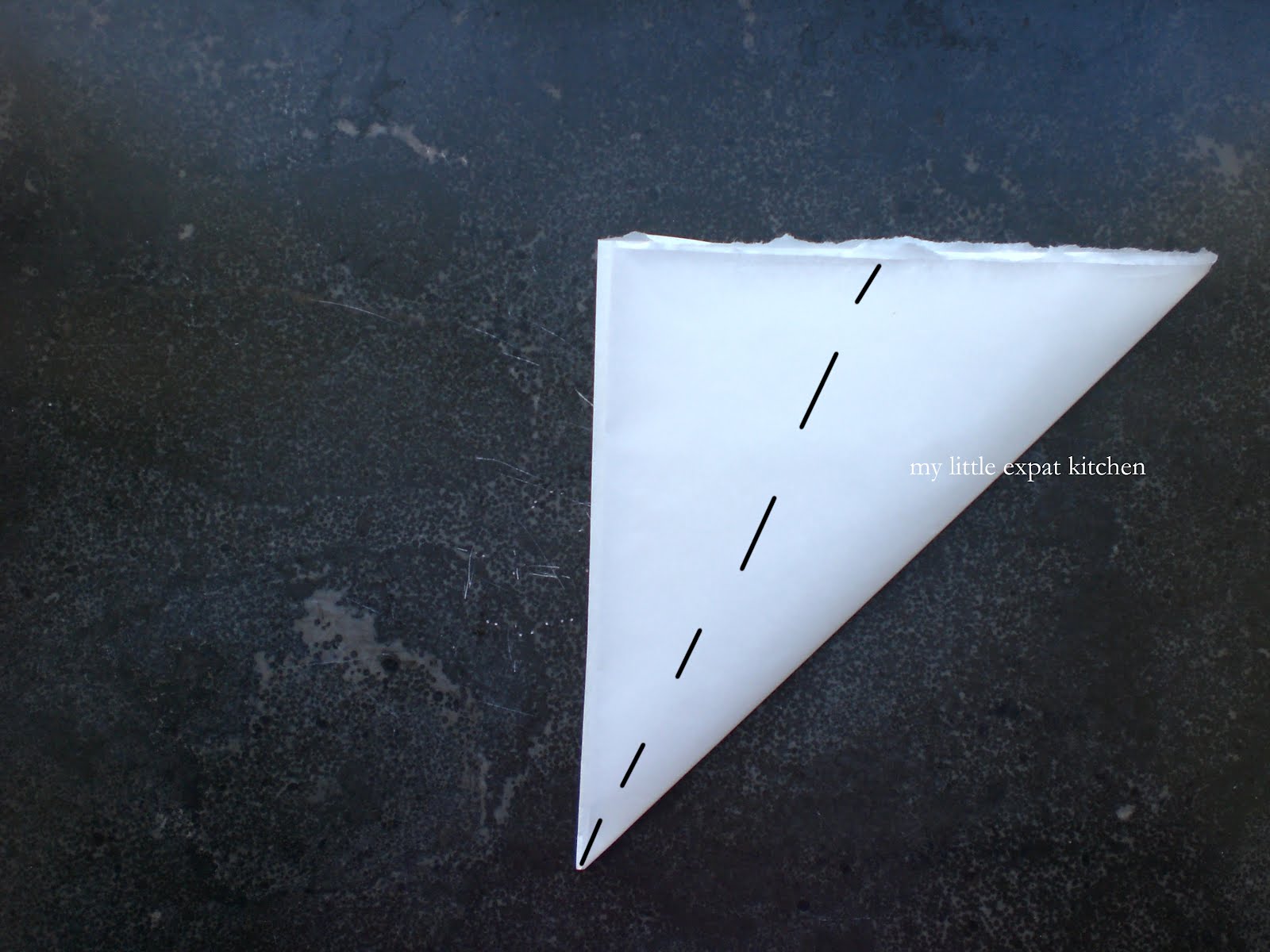 My Little Expat Kitchen How to make a baking (parchment) paper circle