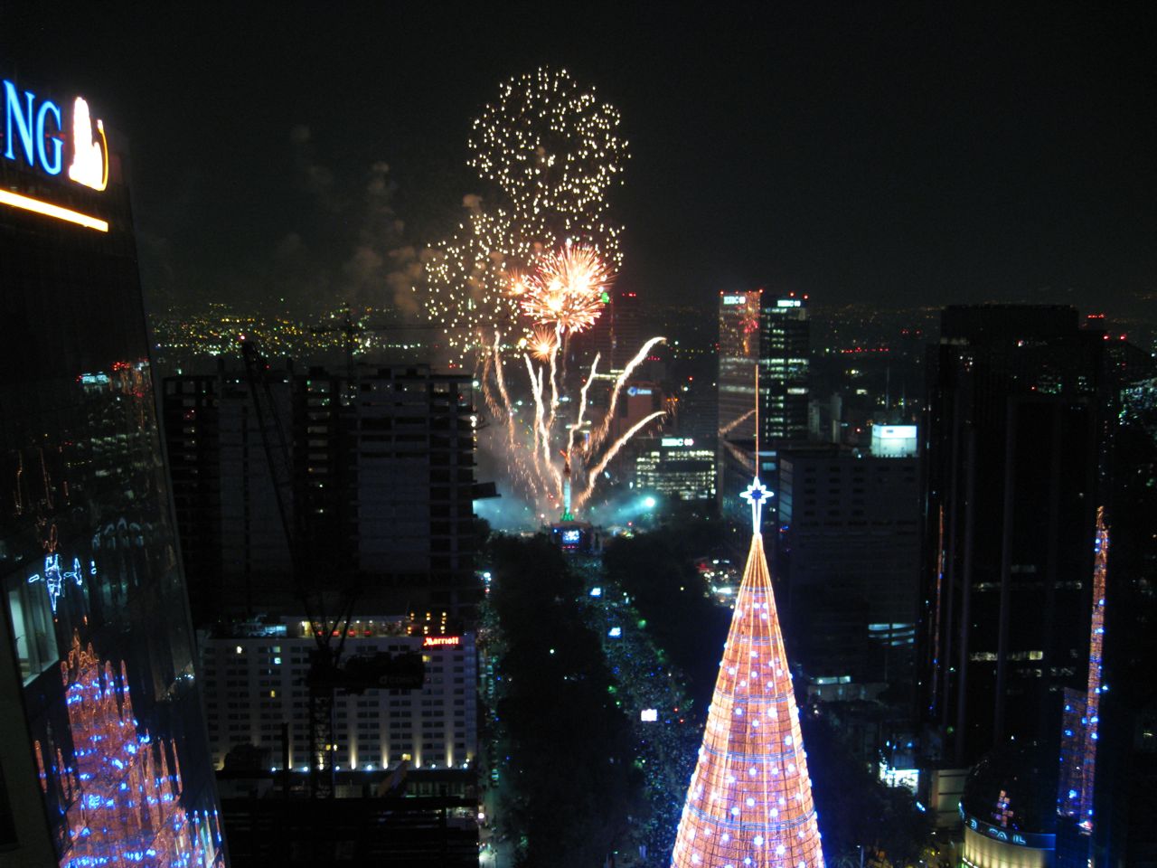http://4.bp.blogspot.com/-TdFc64QWX6M/UKA-stX1PmI/AAAAAAAAETw/onPVB7ACKBU/s1600/Celebraci%C3%B3n+del+a%C3%B1o+nuevo+en+M%C3%A9xico..jpg