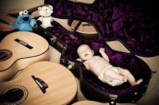 Gambar wallpaper bayi tidur dan gitar Gambar wallpaper bayi tidur dan gitar