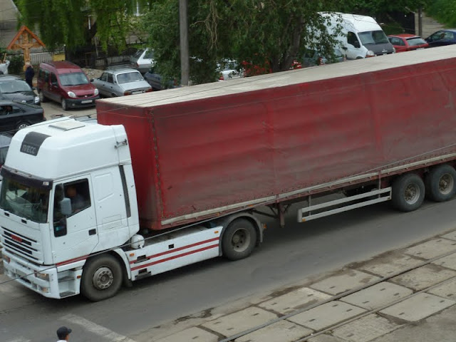Iveco EuroStar , Iveco EuroStar 4x2 Truck White + Red Curtain Trailer