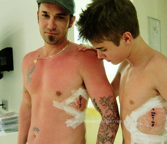 Esta não é a primeira tatuagem de Justin; ele também tem um pequeno