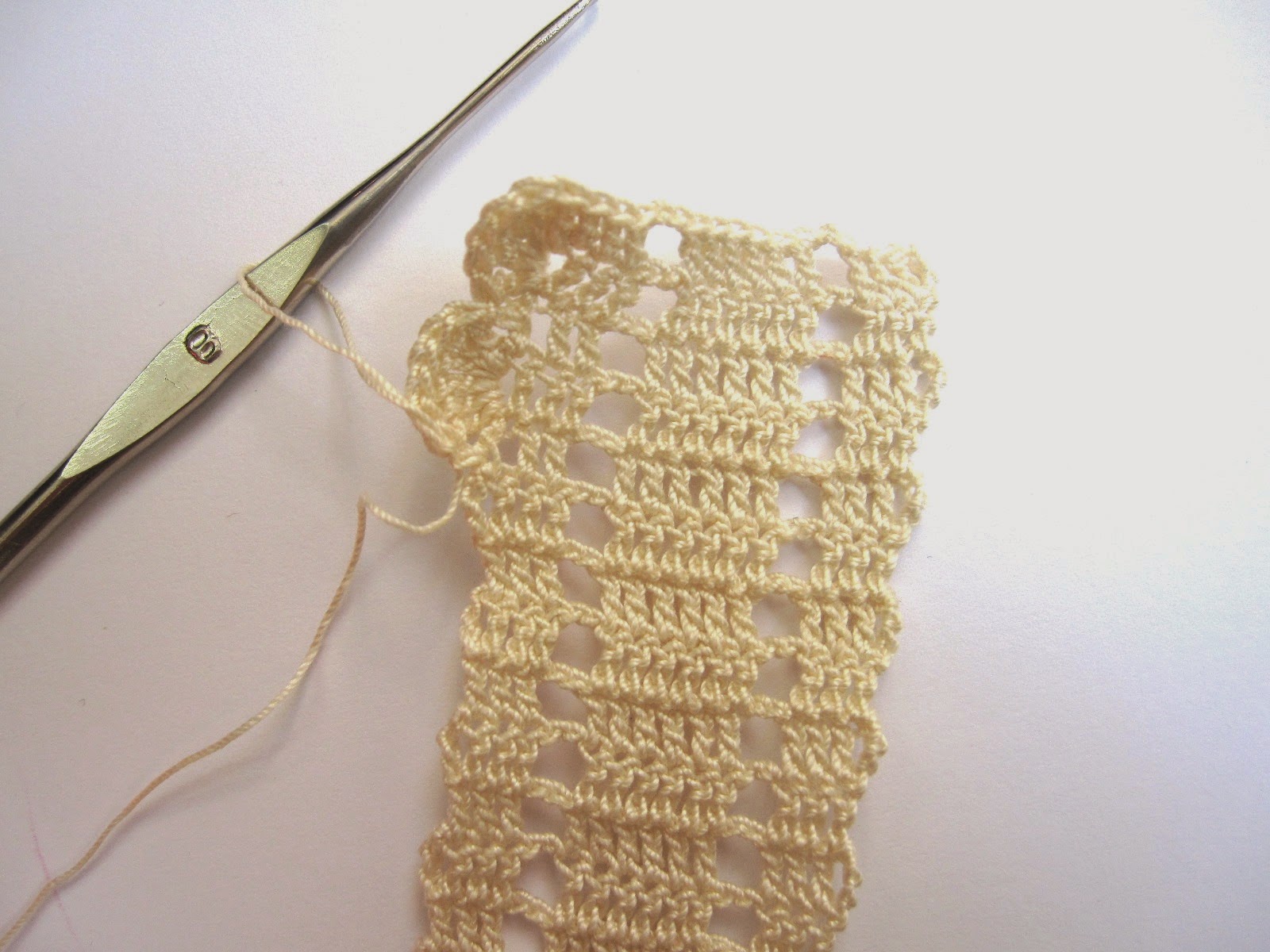 foto 4 pasacintas crochet: foto detalle de extremo pasacintas mostrando cómo se empieza a hacer la puntilla en abanico
