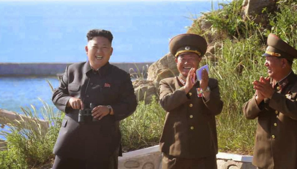 النشاطات العسكريه للزعيم الكوري الشمالي كيم جونغ اون .......متجدد  Kim+jong+un+visits+North+Korean+coastal+Artillery+site+4