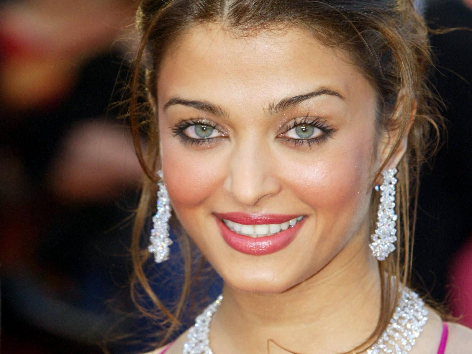 http://4.bp.blogspot.com/-Th3OGrWdHbQ/TtfLLF3OX7I/AAAAAAAAFmM/Hr8YXm2bybQ/s1600/Aishwarya%2BRai%2BWallpapers6.jpeg