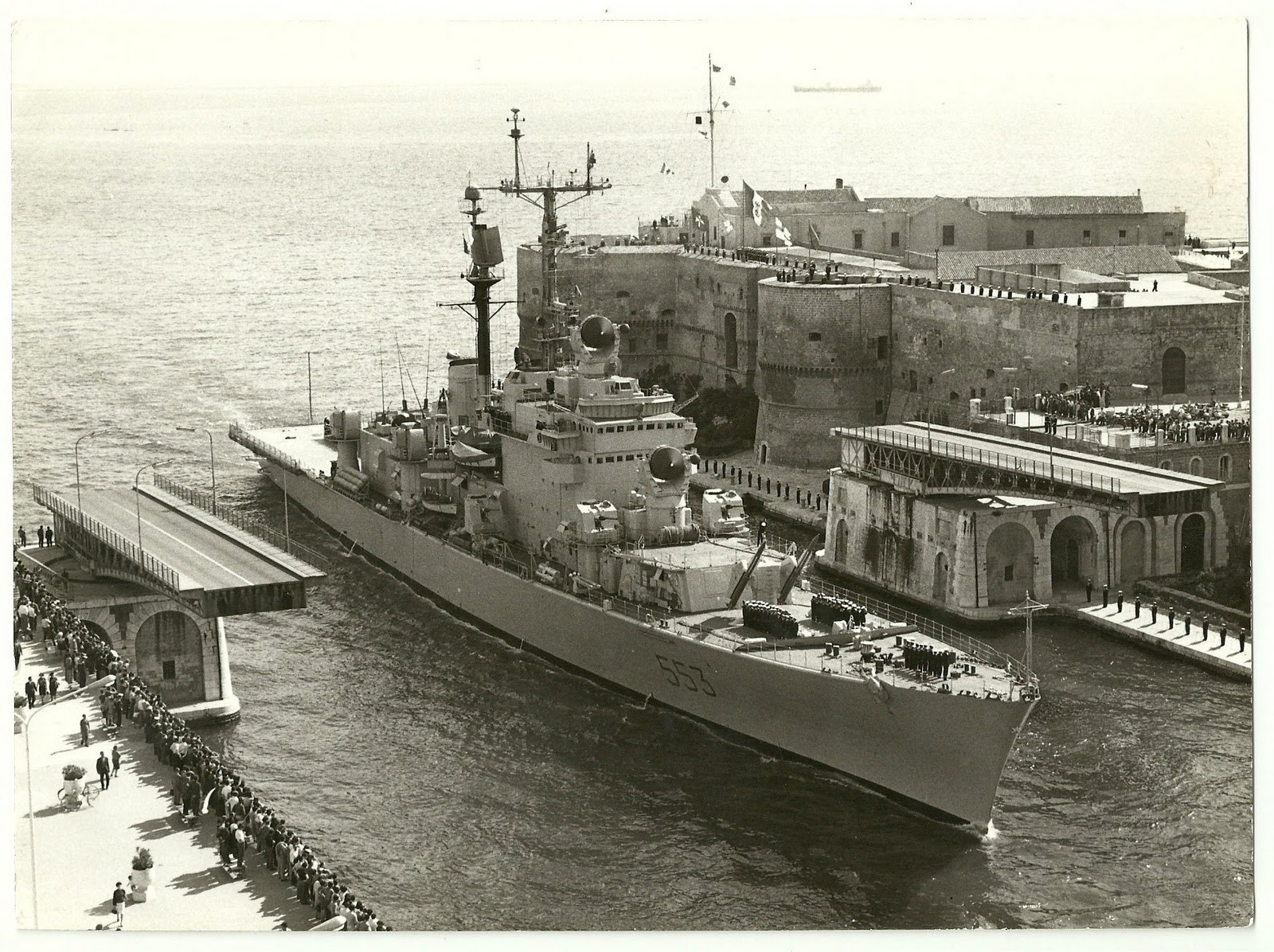 Foto Navi Militari Italiane Incrociatore Andrea Doria a Taranto