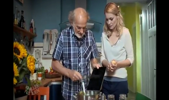 ipad usado como tabla para picar en la cocina