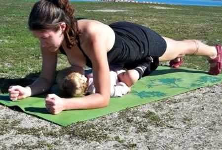 Lactancia materna mientras hace planking