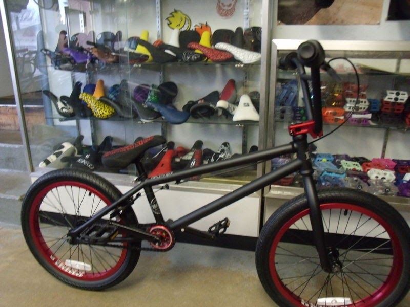 SPORT STATIONS EASTERN BIKES BOSS MATTE BLACK/RED 2012 BMX BIKE