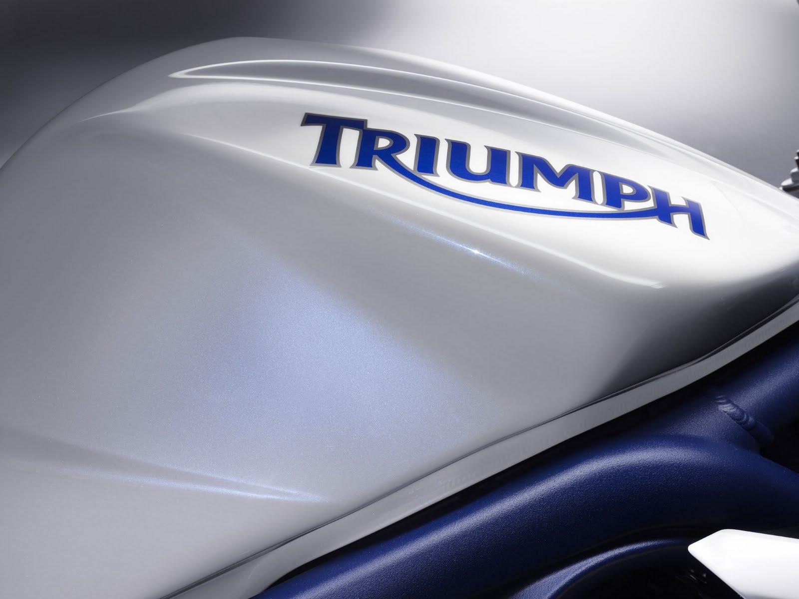 http://4.bp.blogspot.com/-TjCxRImXi18/Teey9N6oW9I/AAAAAAAAA9Y/AD87eUTMg0w/s1600/2010-Triumph-Daytona-675-SE-Tank.jpg