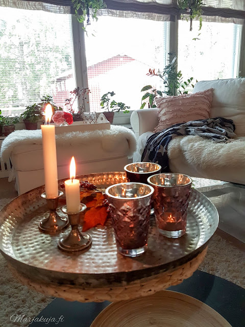 #olensisustaja ikea ektorp vittjö sohva olohuonen livingroom sisustus kynttilä tinek skandinaavinen tunnelma