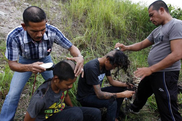 Anak Punk Digunduli Polisi Anak Punk Digunduli Polisi